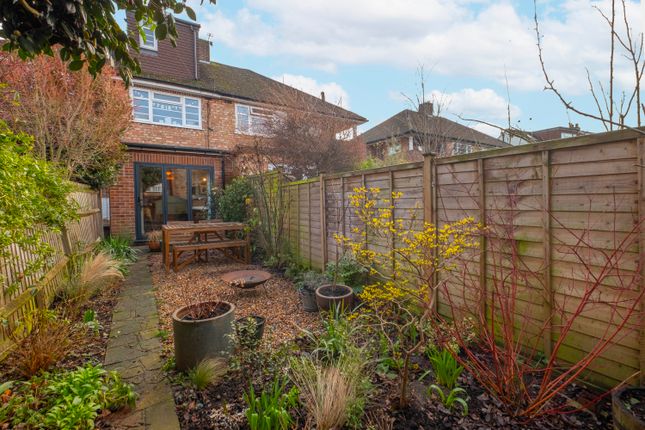 38, Blackmores Grove, Teddington photo 4