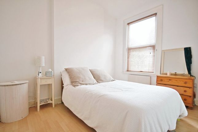 Flat to rent in Barry Road, London