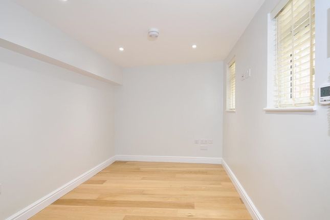 3 Coles Courtyard, 5B, Black Horse Way, Horsham photo 4