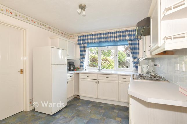 21, Broomfields, Longfield photo 3