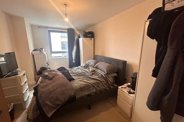 Flat to rent in Loates Lane, Watford