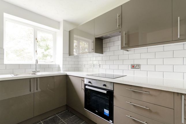 Woodfield Road, Hinchley Wood photo 3