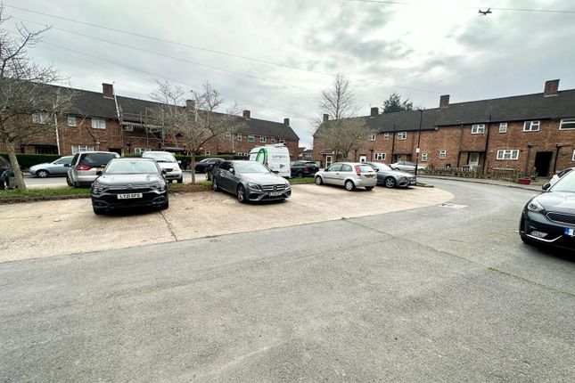 15, Hazel Close, Brentford photo 5