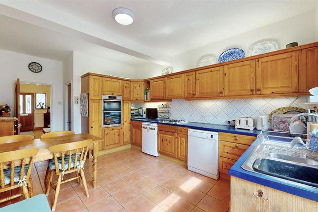 194, Woodland Gardens, Isleworth photo 4
