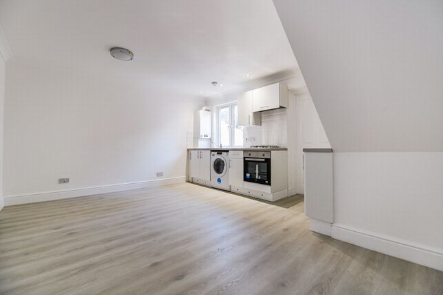 Flat to rent in Brookhill Road, Woolwich