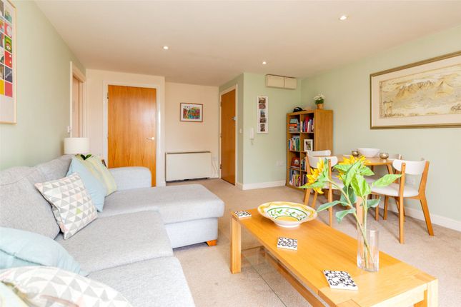 22, John Repton Gardens, Bristol photo 2