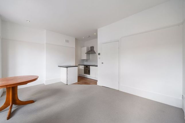 Thumbnail Flat to rent in Devereux Road, London