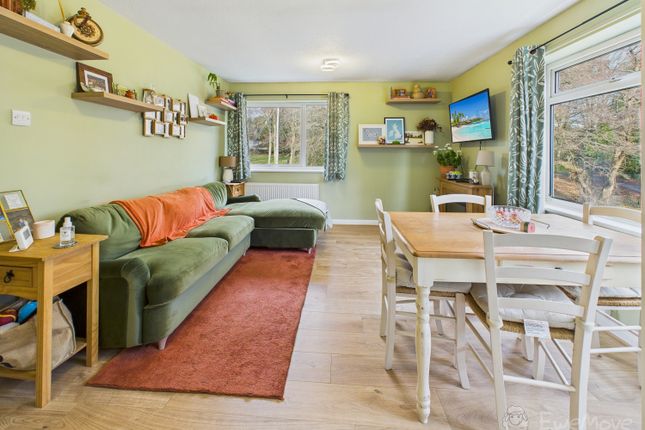4, Hollybrook Court Chalet Hill, Bordon photo 2