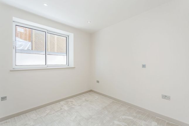 Flat to rent in The Broadway, Barnes