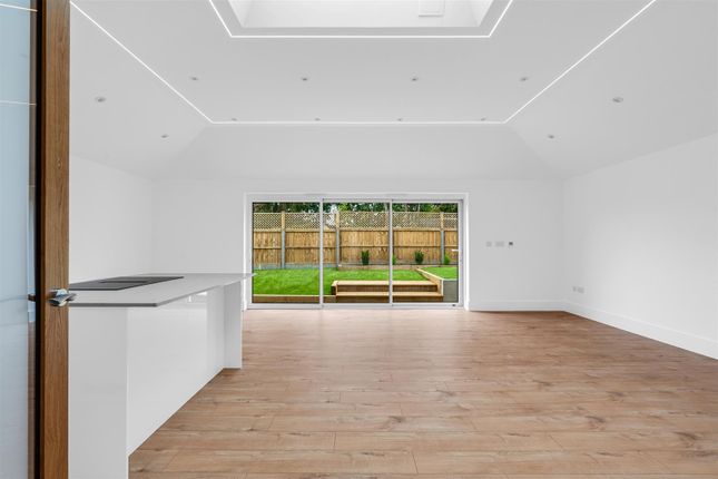 29, Brookside Crescent, Potters Bar photo 4