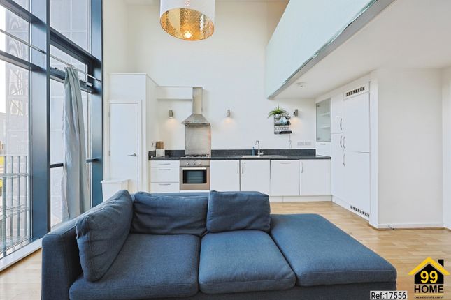 Exceptional 1000 sq ft Loft style, in Issigonis House photo 2