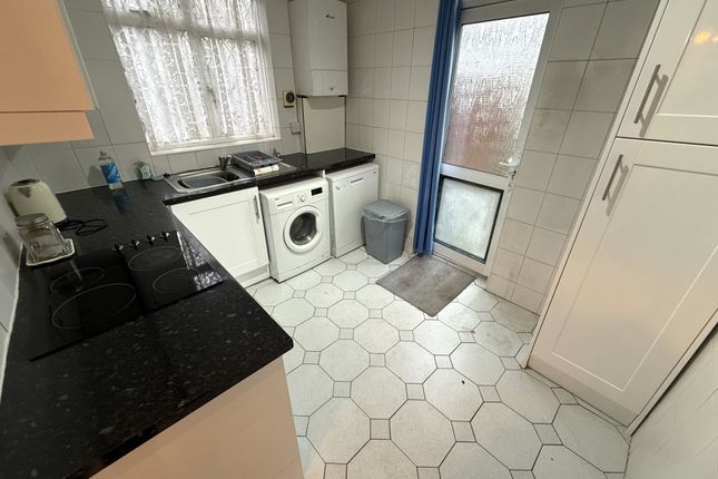 4, Islip Gardens, Northolt photo 3