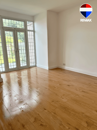32, Hurstbourne Gardens, Barking photo 2