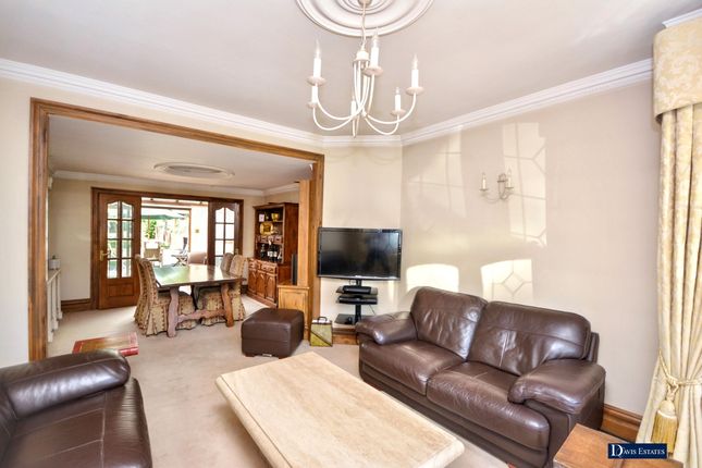 5 Warwick Gardens, Romford photo 2