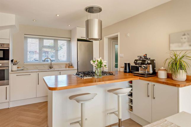6, Oakdene, Chobham photo 3
