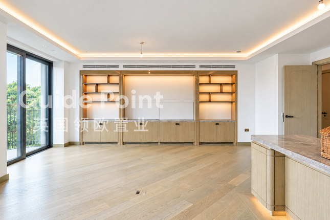 Flat 33, London photo 3