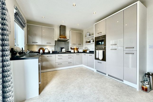 8, Starling Walk, Hengoed photo 3