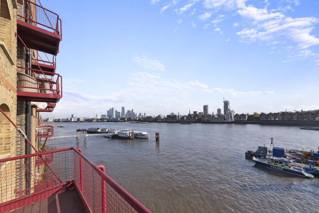 Flat to rent in St. Johns Wharf, Wapping High Street