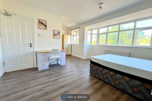 Manor Drive North, Worcester Park photo 3