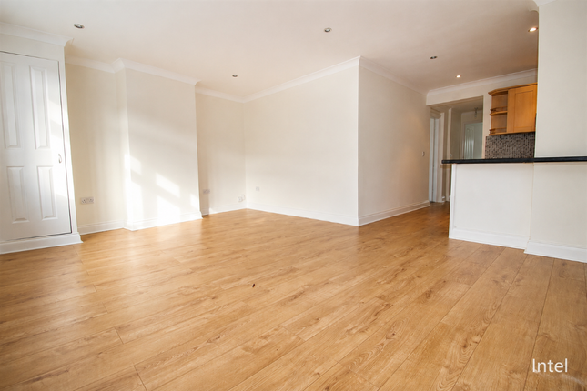 Flat 27a, Tolworth Park Road, Tolworth photo 4