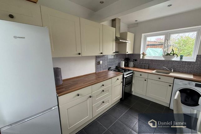 16, Hood Walk, Romford photo 5