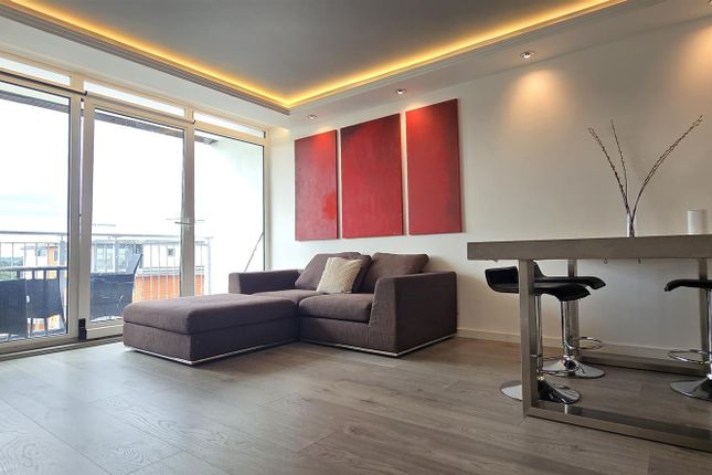 1-bed flat on 162, Holland Gardens, Brentford, £2,999/mo