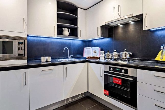 Flat to rent in Circus Apartments, 39 Westferry Circus, Canary Wharf, London