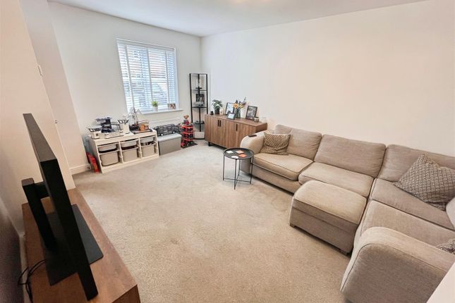 46, Patina Way, Swadlincote photo 3