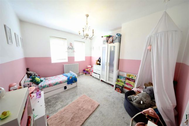 End terrace house for sale in Calvert Road, Hull