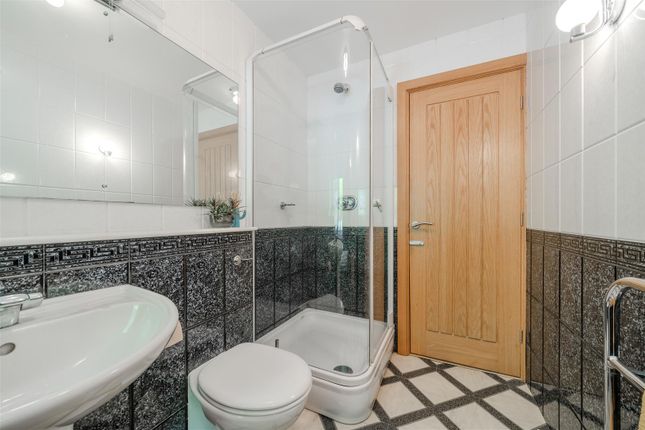 Bathroom2-2.Jpg