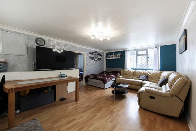 Thumbnail Flat for sale in 39, Cherry Tree Court