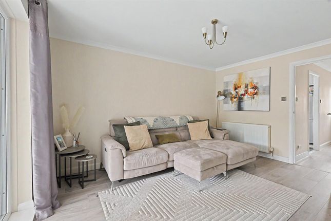 36, Romsey Close, Hockley photo 4