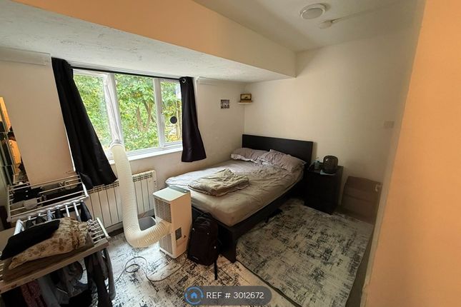 Flat, Goosander Court Raven Close, London photo 2
