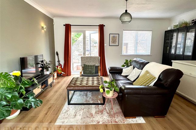 6, Hall Lee Fold, Huddersfield photo 2