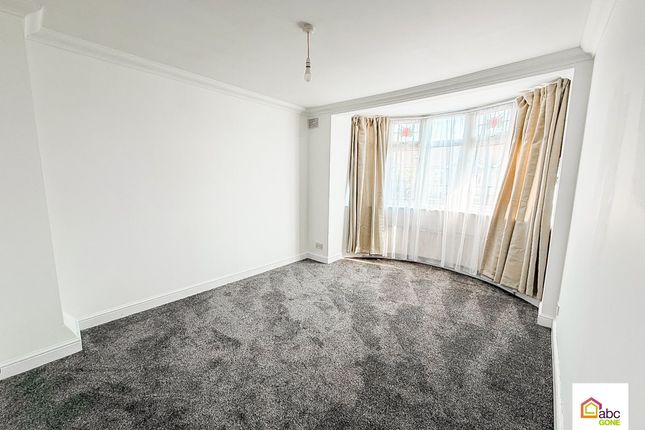32 Havering Gardens, Romford photo 4