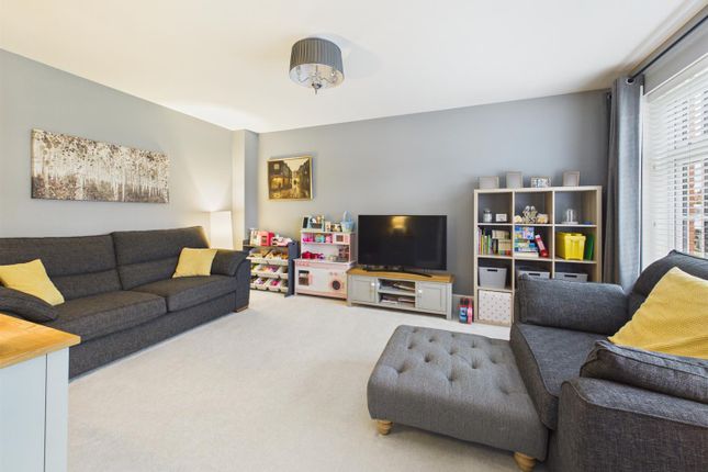 1, Wadley Close, Gloucester photo 3