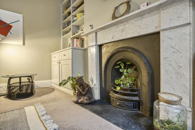 Flat Flat B, 14, Granville Square, London photo 4