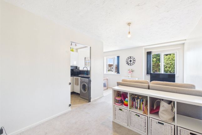 27, Woodford Court, Gloucester photo 3