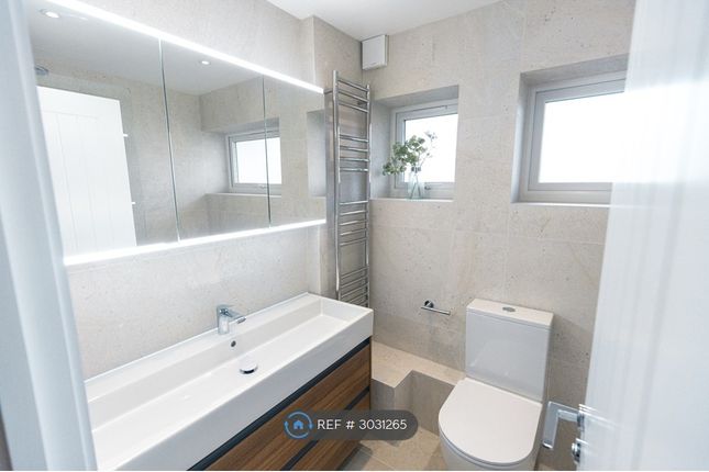 Flat, Harney Court Ommaney Road, London photo 3