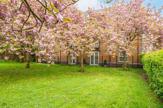 Flat for sale in Old Canal Mews, Bermondsey