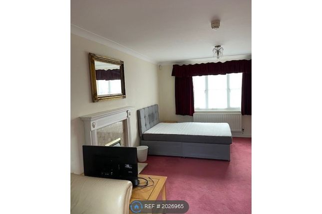 Thumbnail Room to rent in Carew Close, Grays
