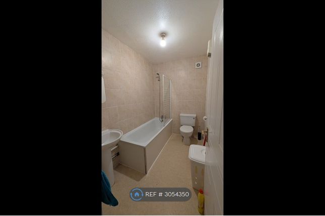 Flat, Durell House Wolfe Crescent, London photo 5