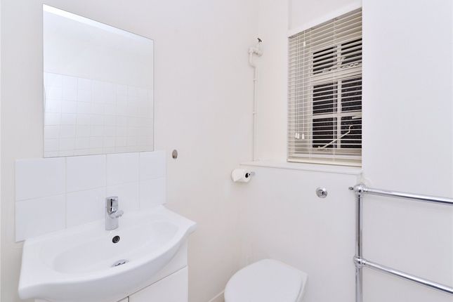 Flat to rent in Fulham Road, London