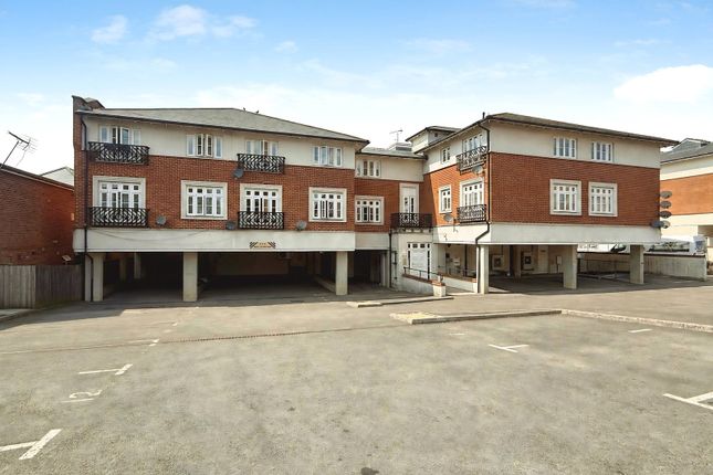 2-bed flat on Parkfield House, Crowthorne, £1,375/mo