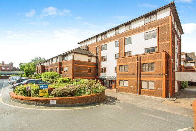 Thumbnail Flat for sale in Sunningdale Court, Gordon Place, Southend-On-Sea, Essex