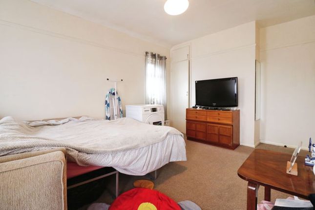 30, Fox Road, Slough photo 4