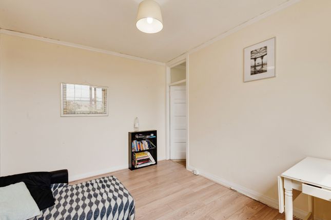 Flat for sale in Lansdowne Way, London