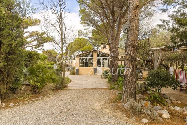 Detached house for sale in Opoul-Périllos, 66600, France