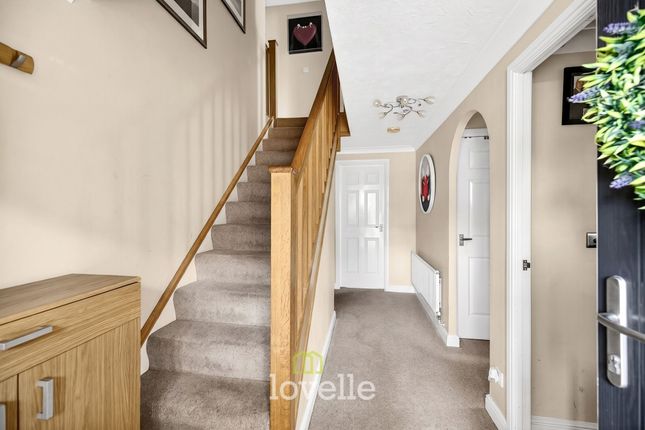 8 Larkspur Avenue, Grimsby photo 2