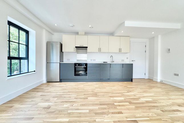 Flat 6 722 North Gate House Seven Sisters Road, LONDON photo 2